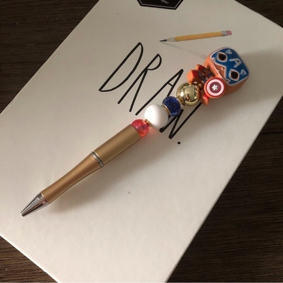 Marvel Gingerbread man handmade beaded pen: Captain America - Picture 2 of 3